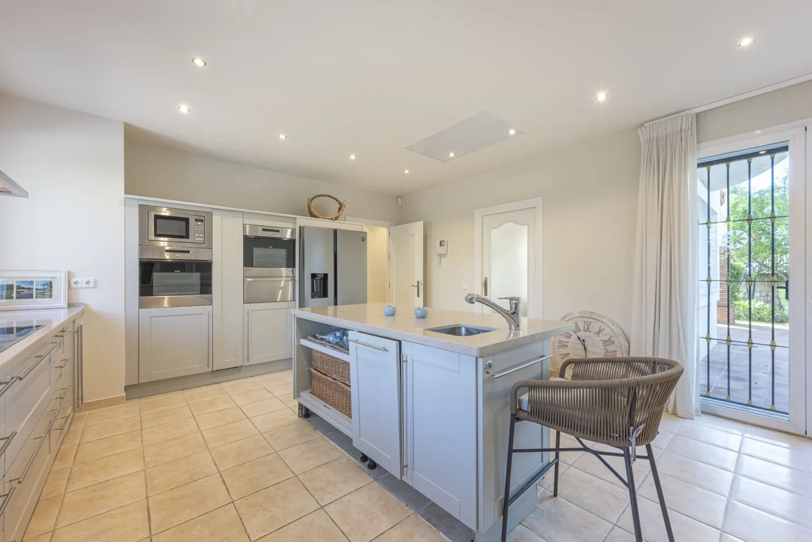 Andalusian Golf-Front Villa with Private Security in La Reserva de La Quinta – photo 6