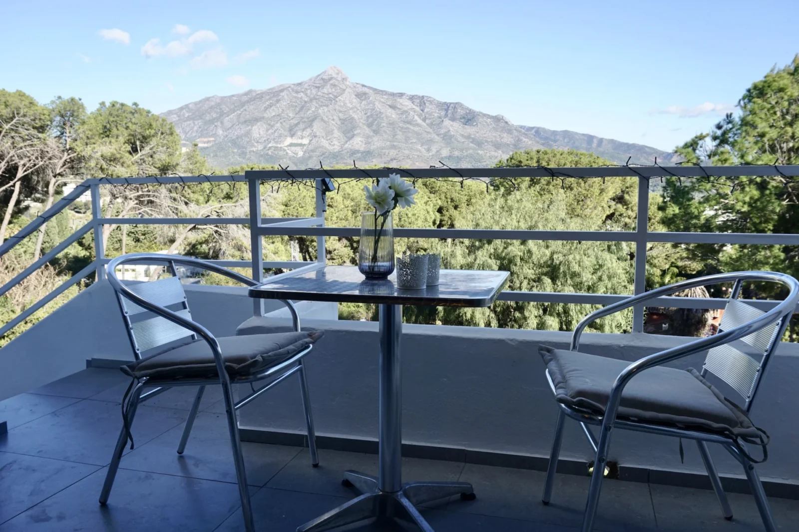 Refined Duplex Apartment in Marbella with Panoramic Sea and La Concha Views – photo 2