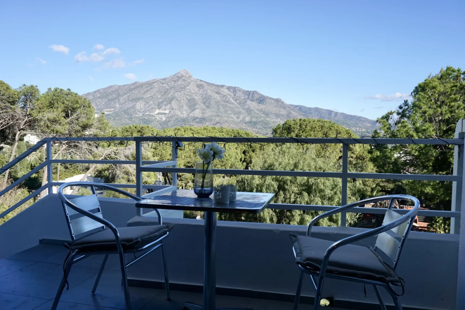 Refined Duplex Apartment in Marbella with Panoramic Sea and La Concha Views – photo 23