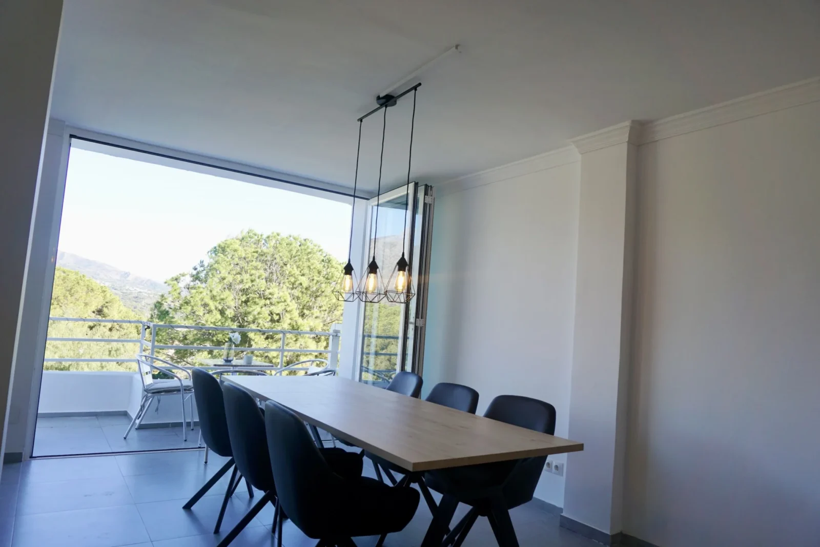 Refined Duplex Apartment in Marbella with Panoramic Sea and La Concha Views – photo 3