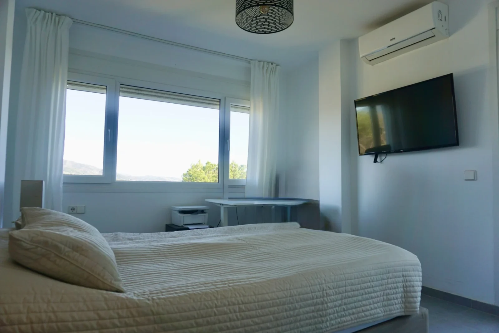 Refined Duplex Apartment in Marbella with Panoramic Sea and La Concha Views – photo 10