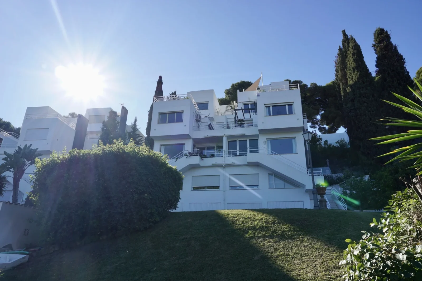 Refined Duplex Apartment in Marbella with Panoramic Sea and La Concha Views – photo 21