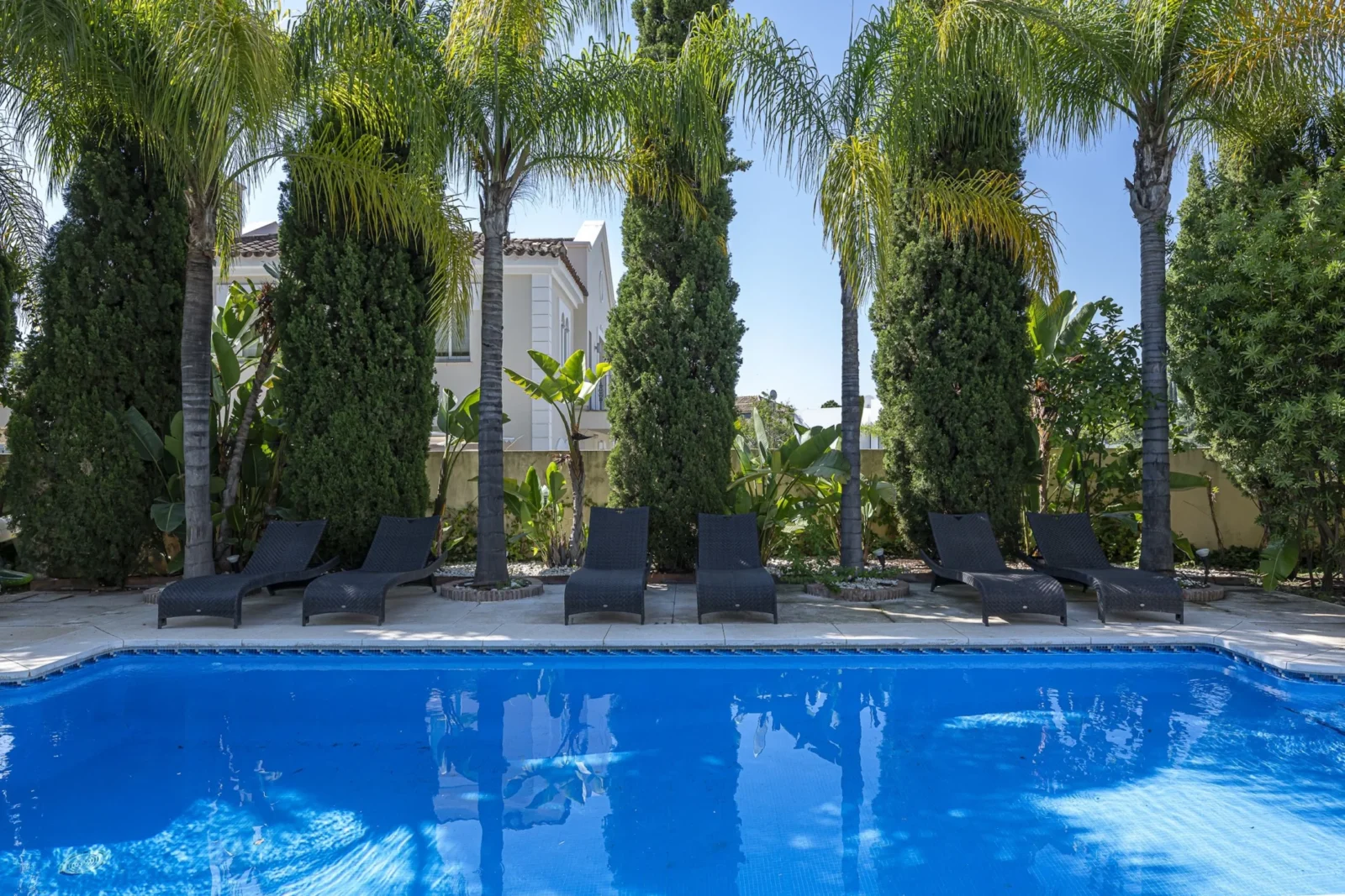 Refined Duplex Apartment in Marbella with Panoramic Sea and La Concha Views – photo 22