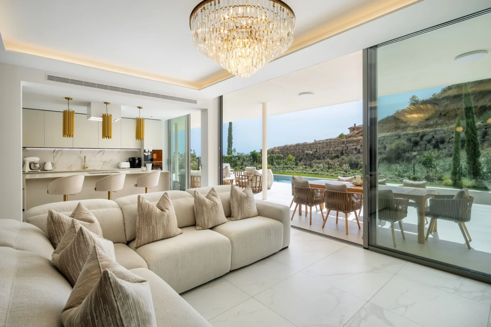 Luxury 3 Bedroom Apartment with Private Pool and Panoramic Sea Views in Reserva del Higuerón – photo 2
