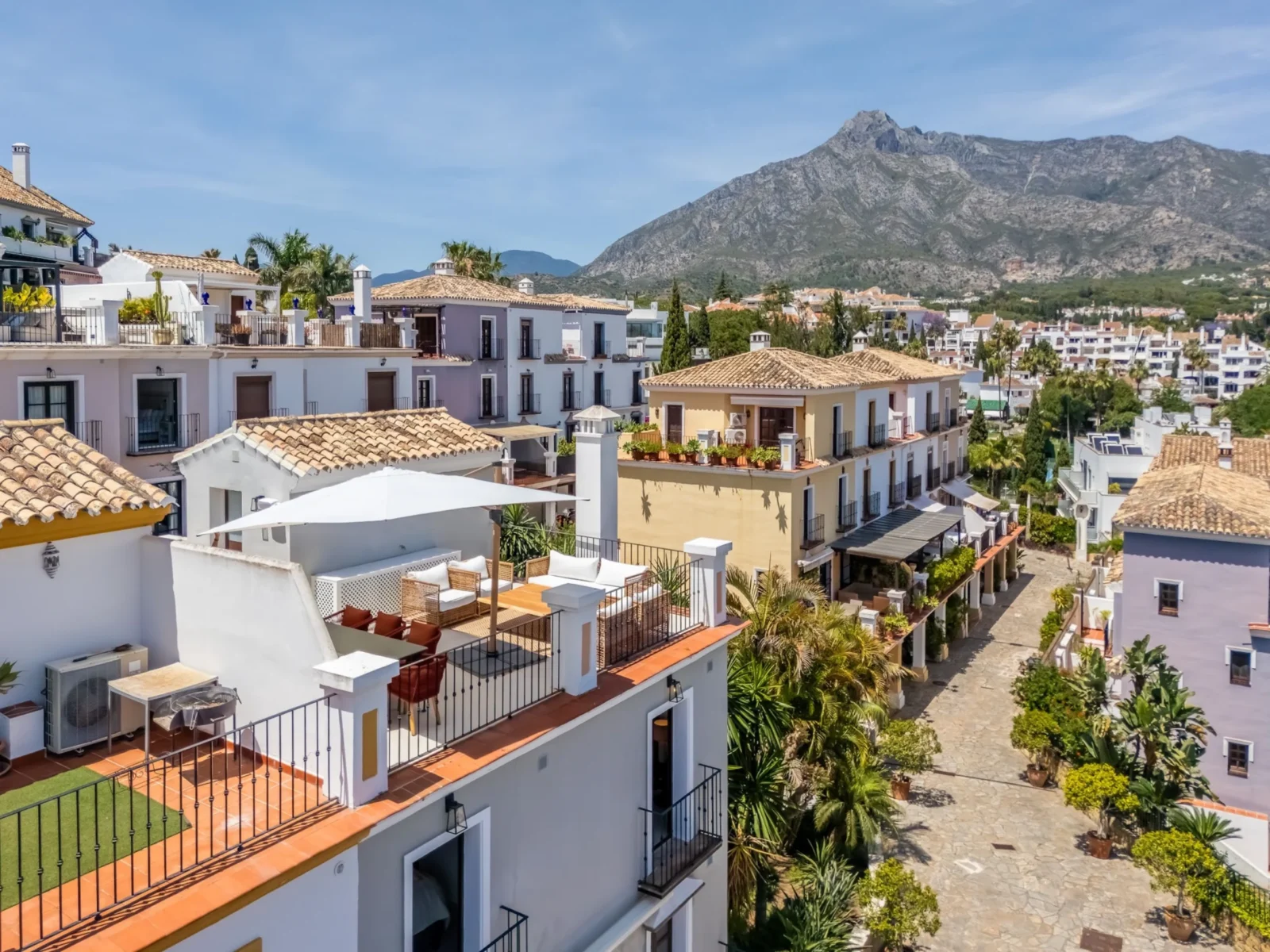 Luxury Beachside Townhouse for Sale on Marbella’s Golden Mile with Rooftop Sea Views – photo 34