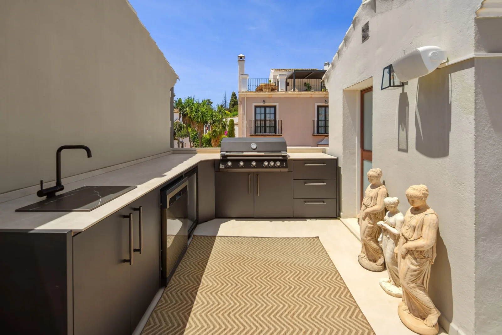 Luxury Beachside Townhouse for Sale on Marbella’s Golden Mile with Rooftop Sea Views – photo 40