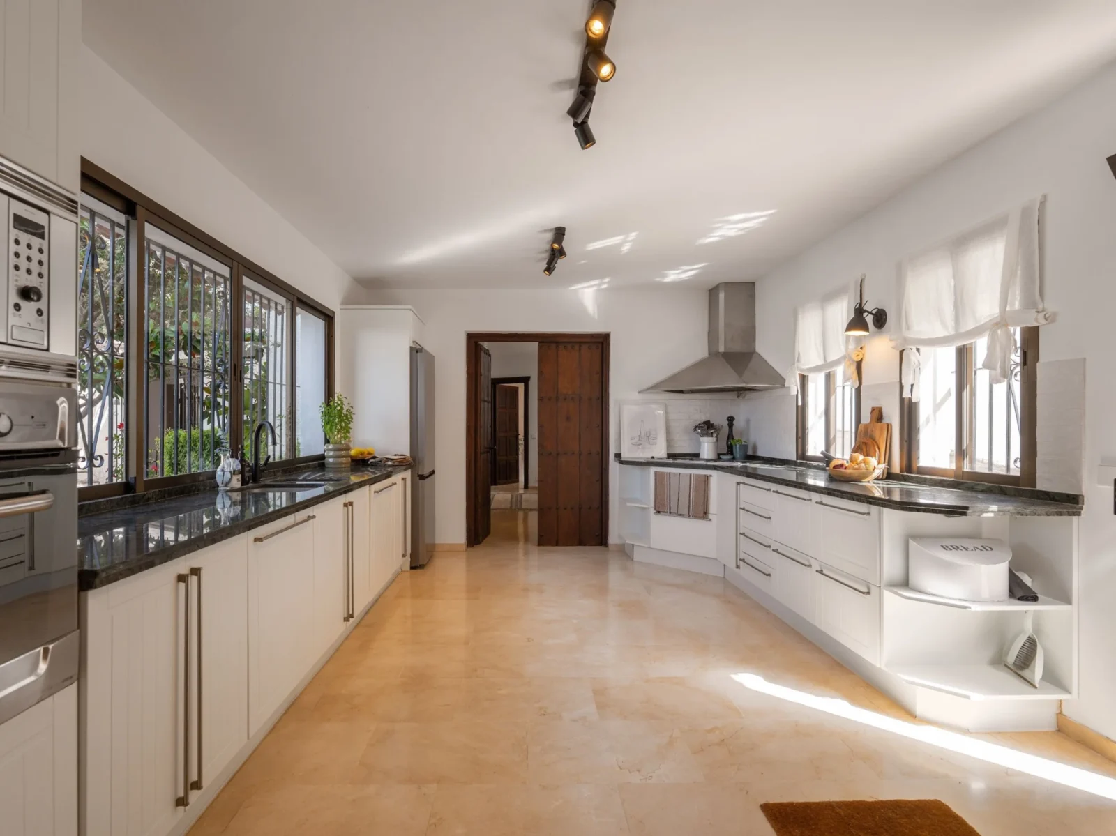 Luxury Family Villa with Panoramic Sea Views, Private Tennis Court & Guest Apartment in Sierrezuela, Mijas Costa – photo 3